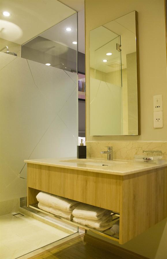 Phòng Deluxe Giường Đôi Nhìn Ra Thành Phố